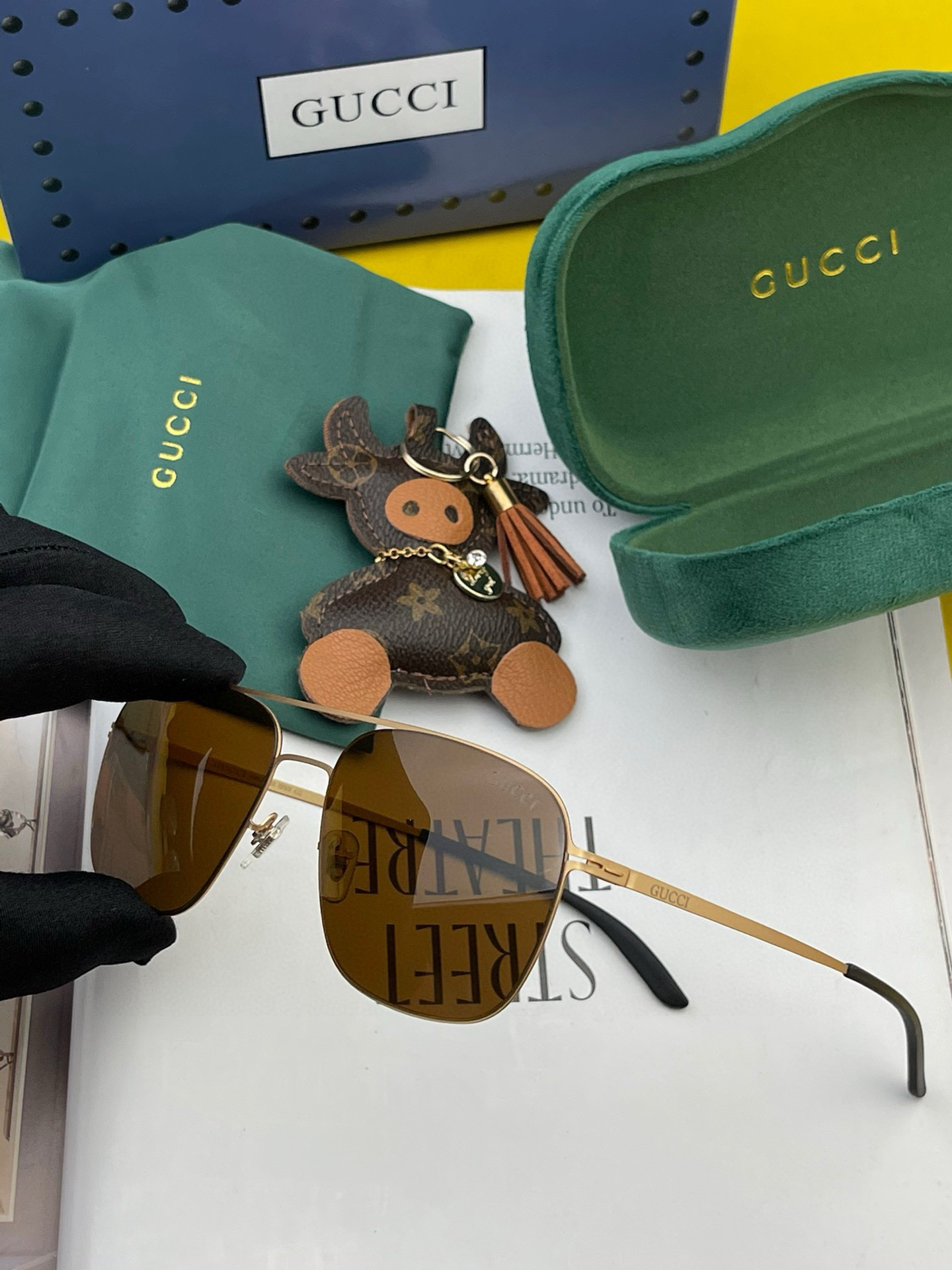 
   Gucci 春夏新款超轻无螺丝压不坏系列情侣款太阳镜高清尼龙镜片🦅完美品质，适合各种脸型，经典太