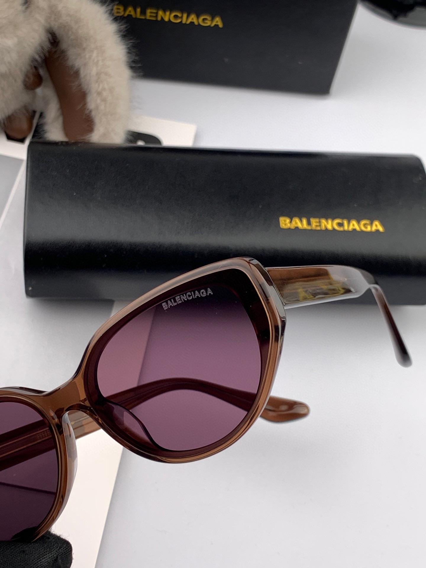   巴黎世家2025开春新款一体镜 小框太阳镜男女同款 😎 
爆款大框尼龙太阳镜 超逼格超酷 
镜腿品牌