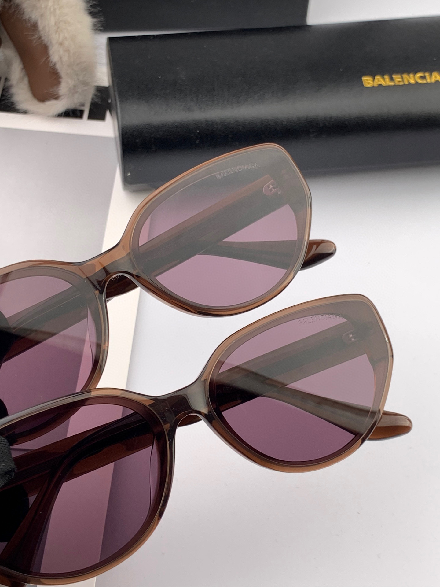   巴黎世家2025开春新款一体镜 小框太阳镜男女同款 😎 
爆款大框尼龙太阳镜 超逼格超酷 
镜腿品牌