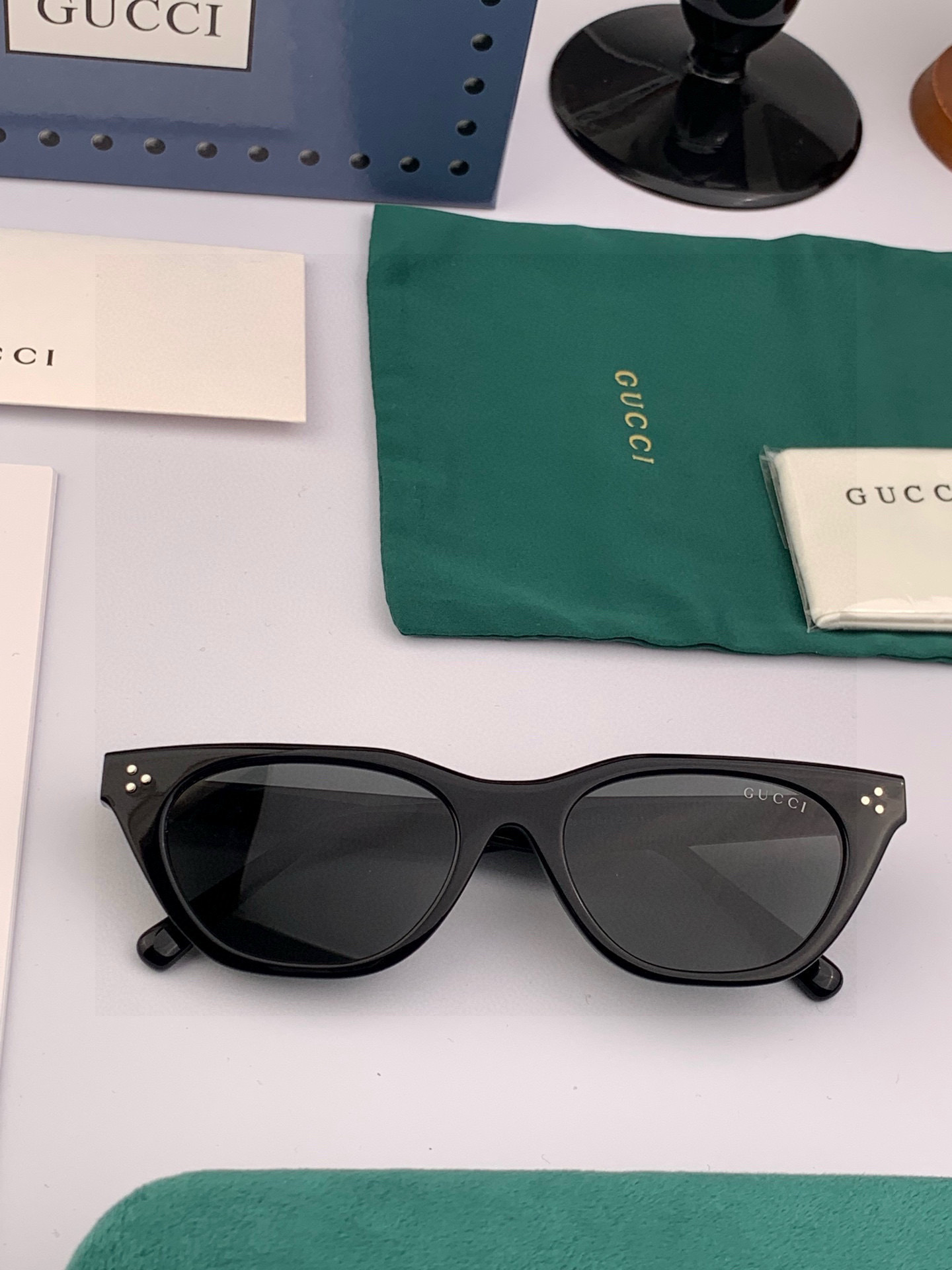  GUCCI2025开春新款一体镜 大框太阳镜男女同款 😎 
爆款大框尼龙太阳镜 超逼格超酷 
镜腿品牌