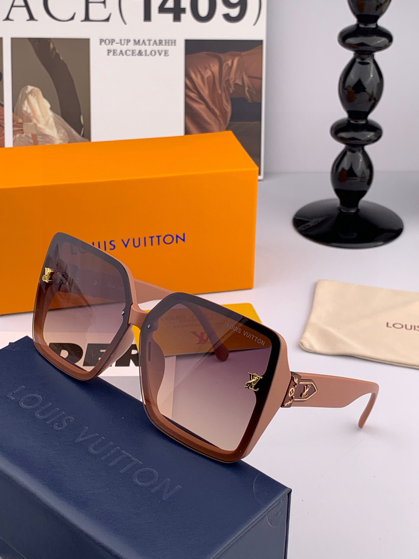   lv大框太阳镜墨镜经典的方框设计，不挑脸型，无论搭配大衣还是连衣裙都非常显气质预防紫外线  型号：型