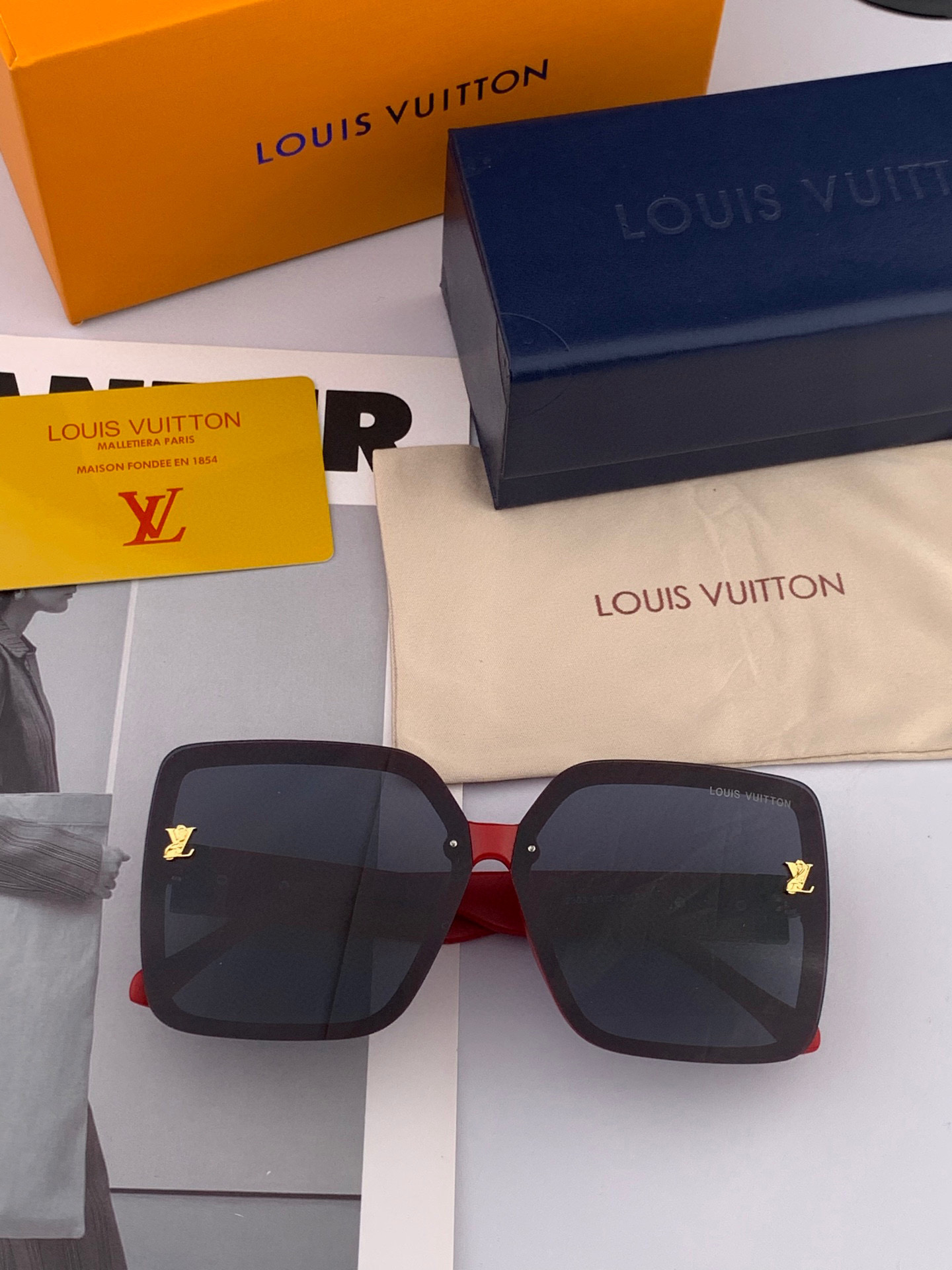   lv大框太阳镜墨镜经典的方框设计，不挑脸型，无论搭配大衣还是连衣裙都非常显气质预防紫外线  型号：型