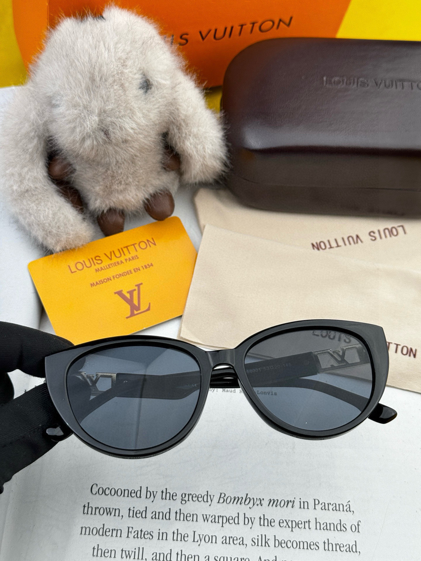   LV 2025新款女士方框太阳眼镜 开车墨镜 新款太阳镜  时尚大方 舒适轻盈 精致奢华 超轻 型号