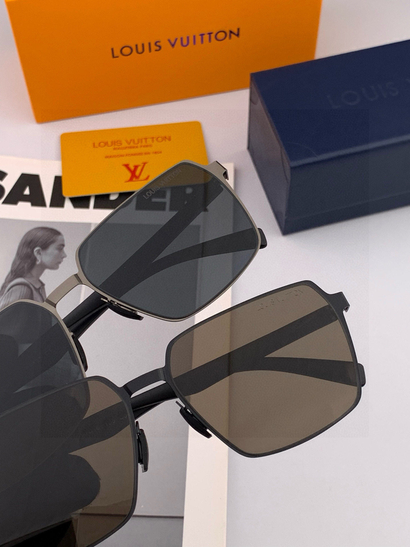       LV 男款炫彩飞行员偏光太阳镜 ❤️材质：高清尼龙加厚卡槽高清偏光镜片 🌹无边框镜架💕颜👍型