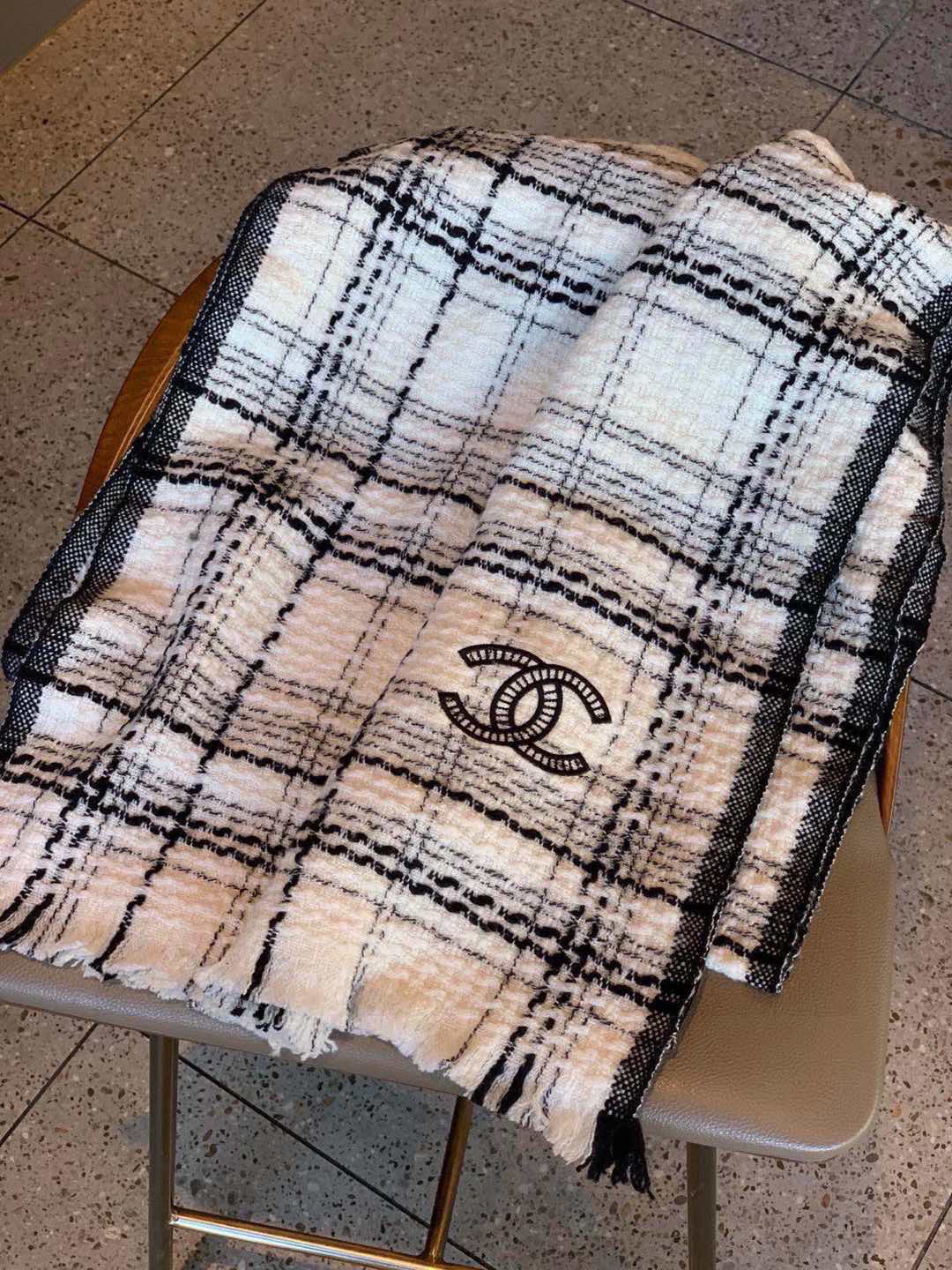  ‼️新😘😘香奈儿（CHANEL）年度最美‼️ 【双C编织格纹披肩】独家渠道原单货‼️年度最新力作 顶极