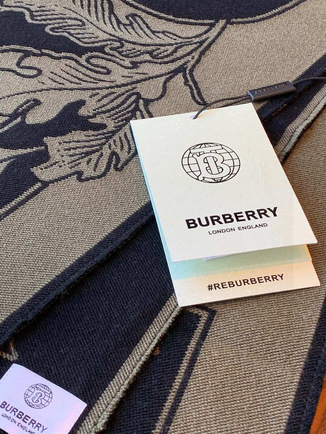   大家也看到了，很有创意的一款围巾，上身效果就不用说了，一定是出片的！从原料、染色到生产工艺，完全按照