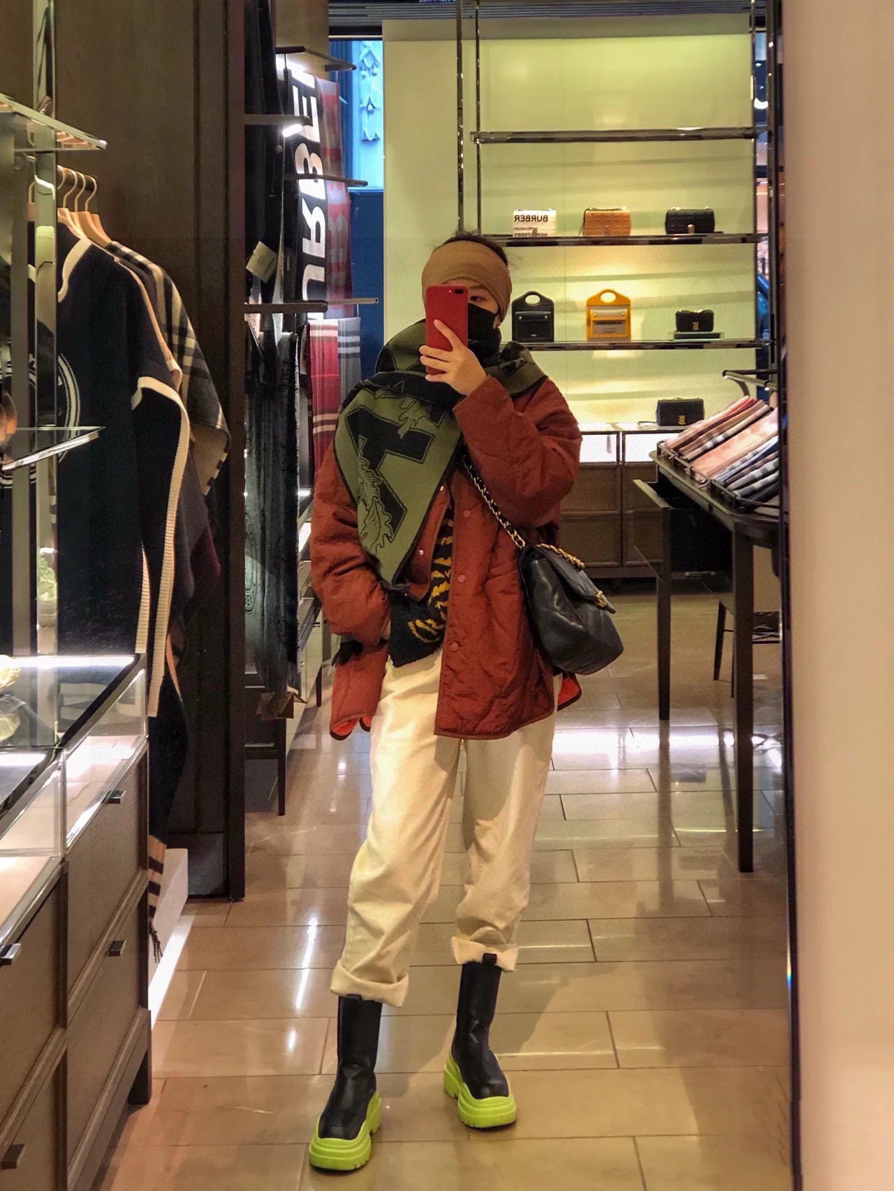   大家也看到了，很有创意的一款围巾，上身效果就不用说了，一定是出片的！从原料、染色到生产工艺，完全按照