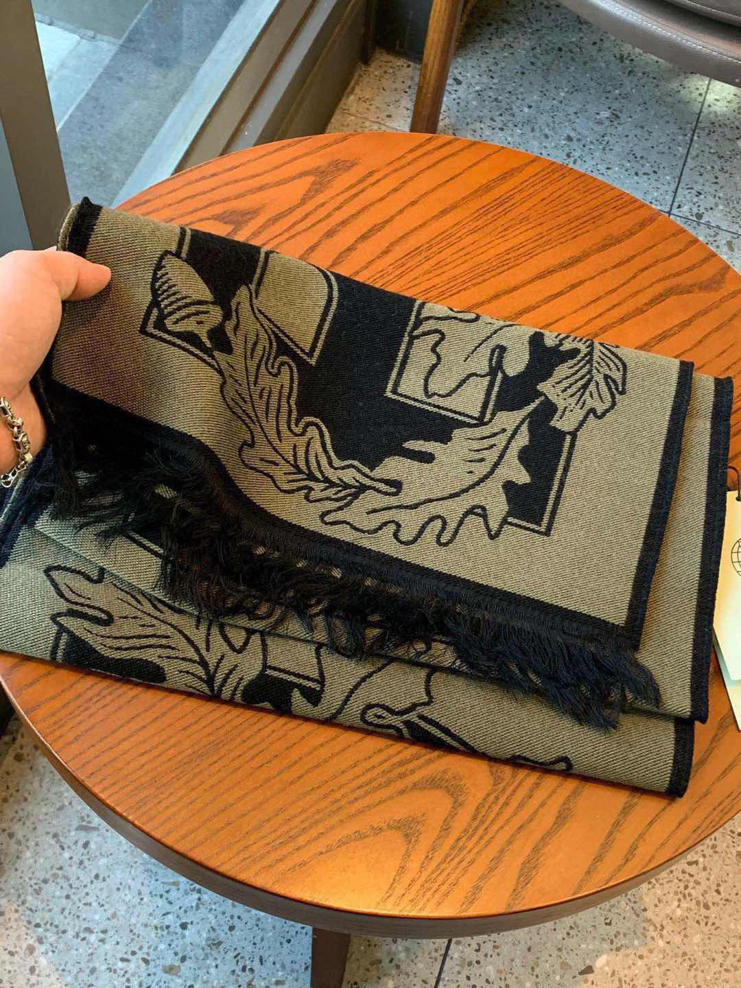   大家也看到了，很有创意的一款围巾，上身效果就不用说了，一定是出片的！从原料、染色到生产工艺，完全按照