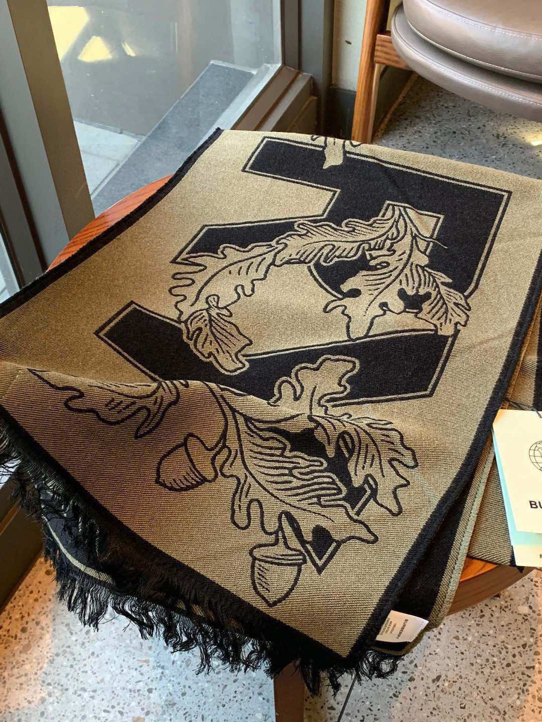   大家也看到了，很有创意的一款围巾，上身效果就不用说了，一定是出片的！从原料、染色到生产工艺，完全按照