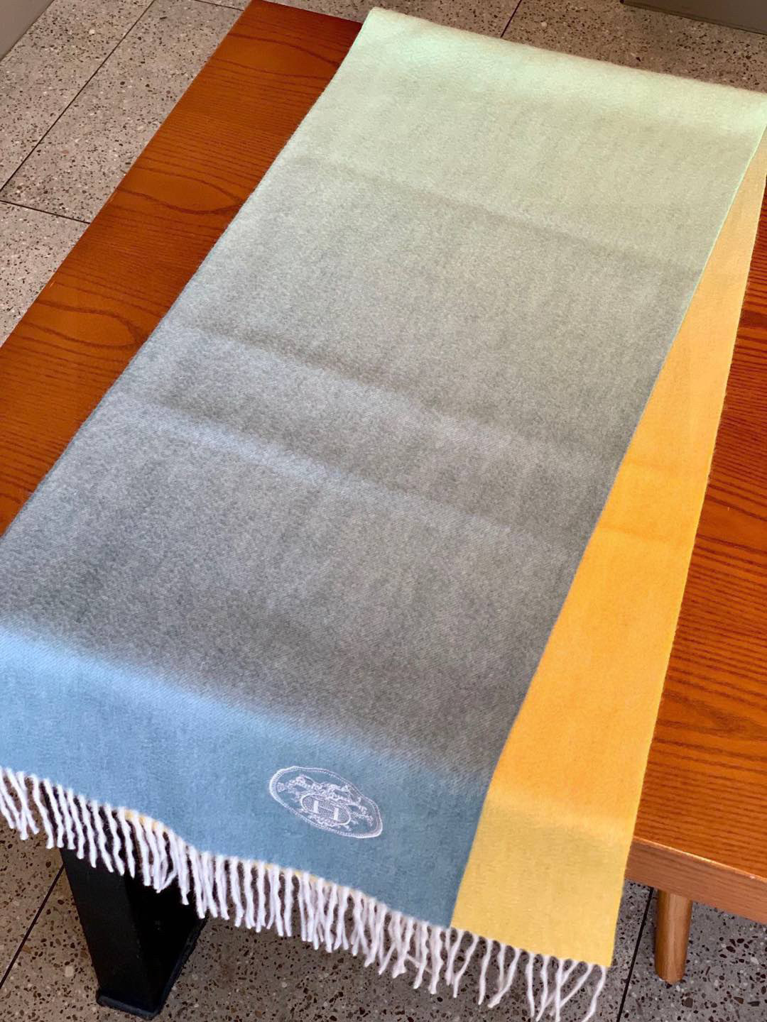  ✨✨太美了😍 爱马仕 美到要尖叫😱专柜最新款🎊英伦欧美范儿「多色渐变」又是一款即时尚又实用的大围巾&长