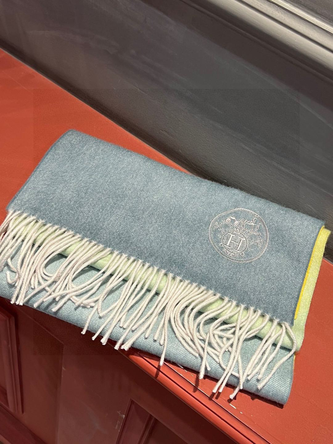  ✨✨太美了😍 爱马仕 美到要尖叫😱专柜最新款🎊英伦欧美范儿「多色渐变」又是一款即时尚又实用的大围巾&长