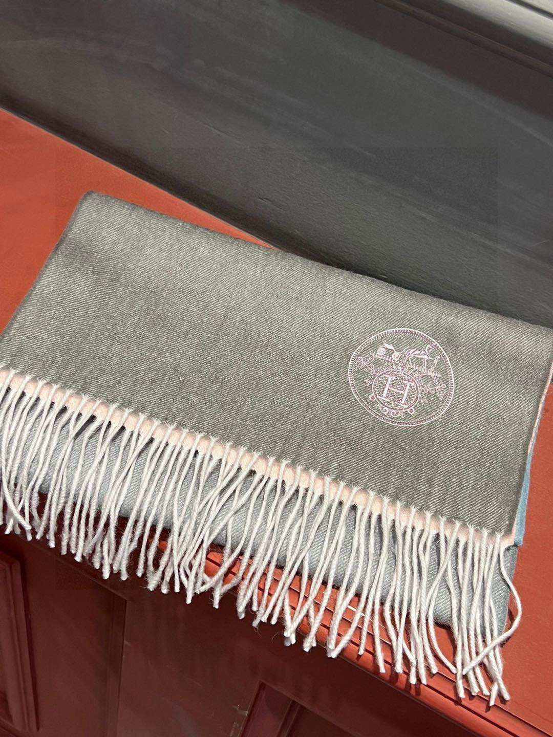  ✨✨太美了😍 爱马仕 美到要尖叫😱专柜最新款🎊英伦欧美范儿「多色渐变」又是一款即时尚又实用的大围巾&长