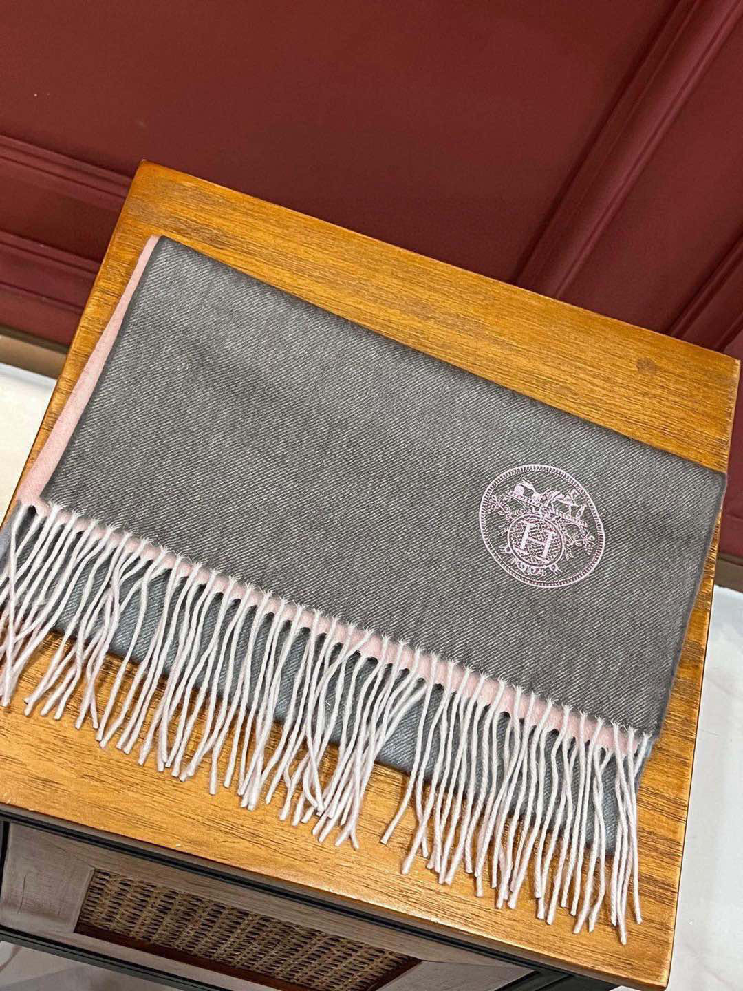  ✨✨太美了😍 爱马仕 美到要尖叫😱专柜最新款🎊英伦欧美范儿「多色渐变」又是一款即时尚又实用的大围巾&长