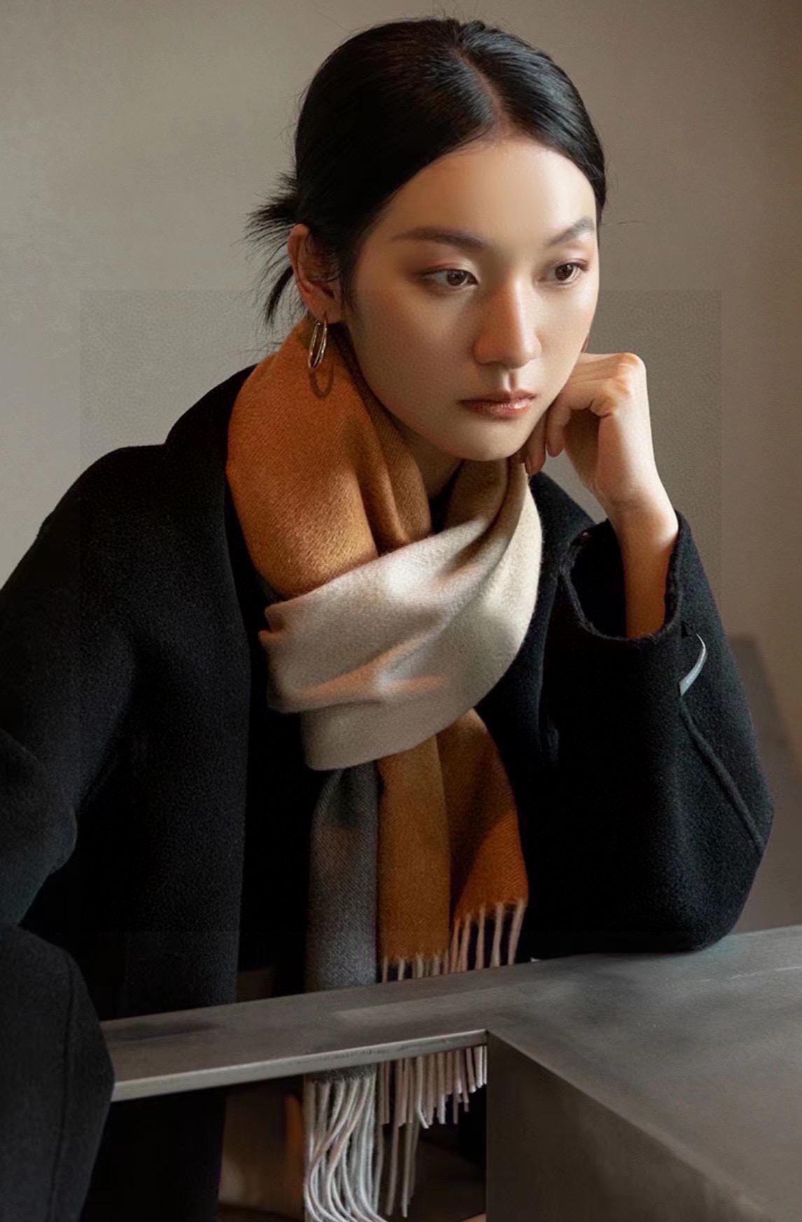  ✨✨太美了😍 爱马仕 美到要尖叫😱专柜最新款🎊英伦欧美范儿「多色渐变」又是一款即时尚又实用的大围巾&长