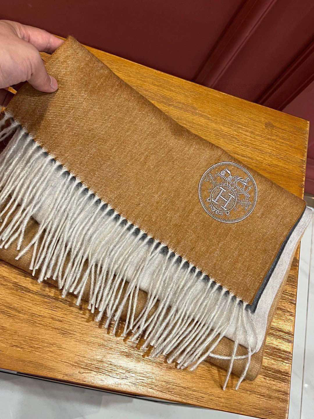  ✨✨太美了😍 爱马仕 美到要尖叫😱专柜最新款🎊英伦欧美范儿「多色渐变」又是一款即时尚又实用的大围巾&长