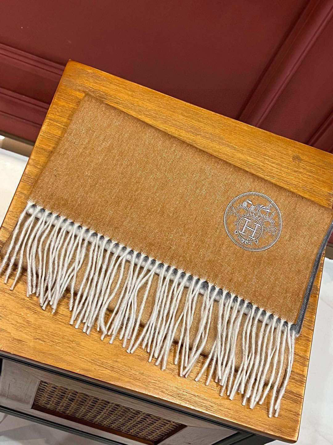  ✨✨太美了😍 爱马仕 美到要尖叫😱专柜最新款🎊英伦欧美范儿「多色渐变」又是一款即时尚又实用的大围巾&长