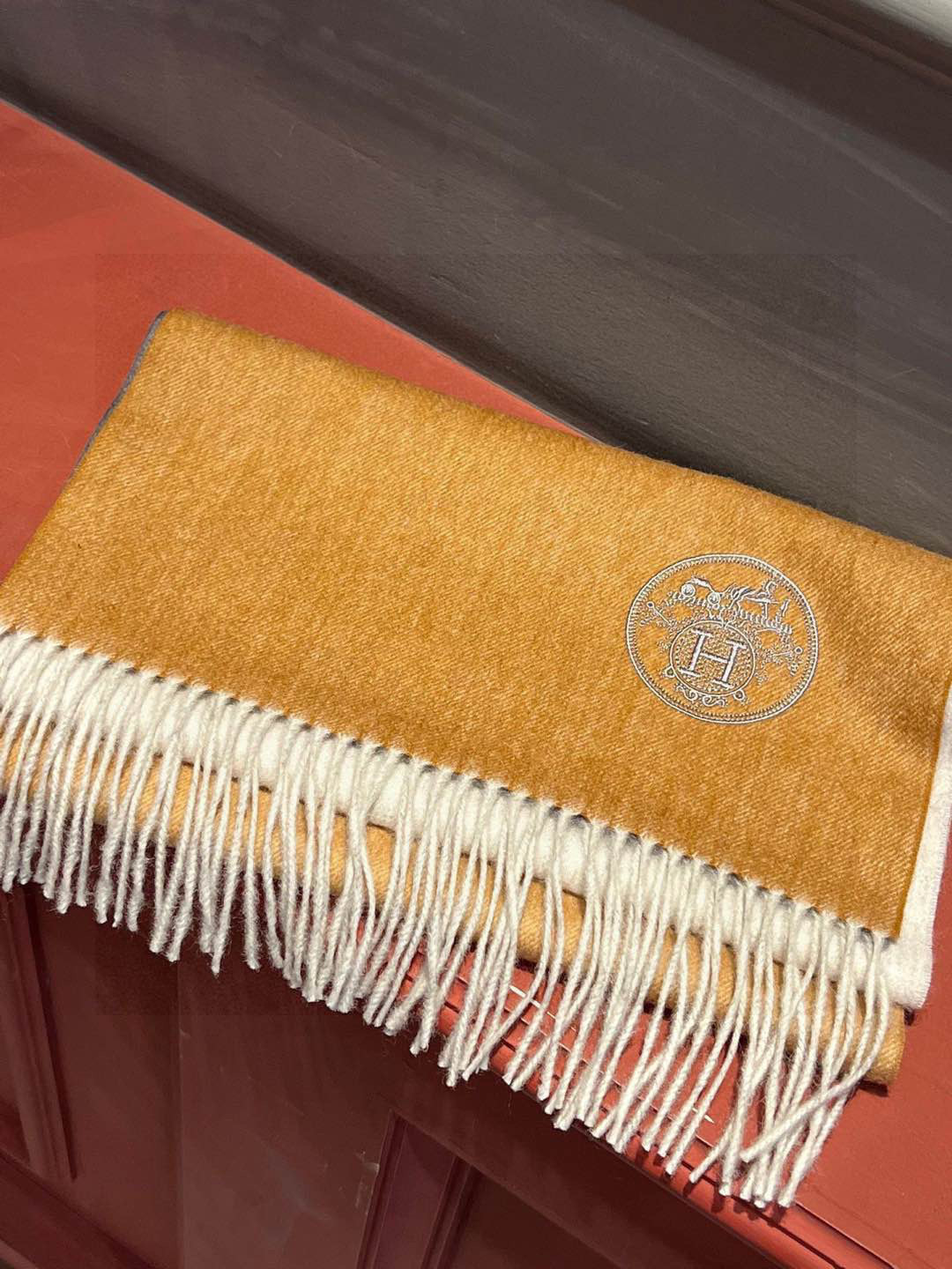  ✨✨太美了😍 爱马仕 美到要尖叫😱专柜最新款🎊英伦欧美范儿「多色渐变」又是一款即时尚又实用的大围巾&长