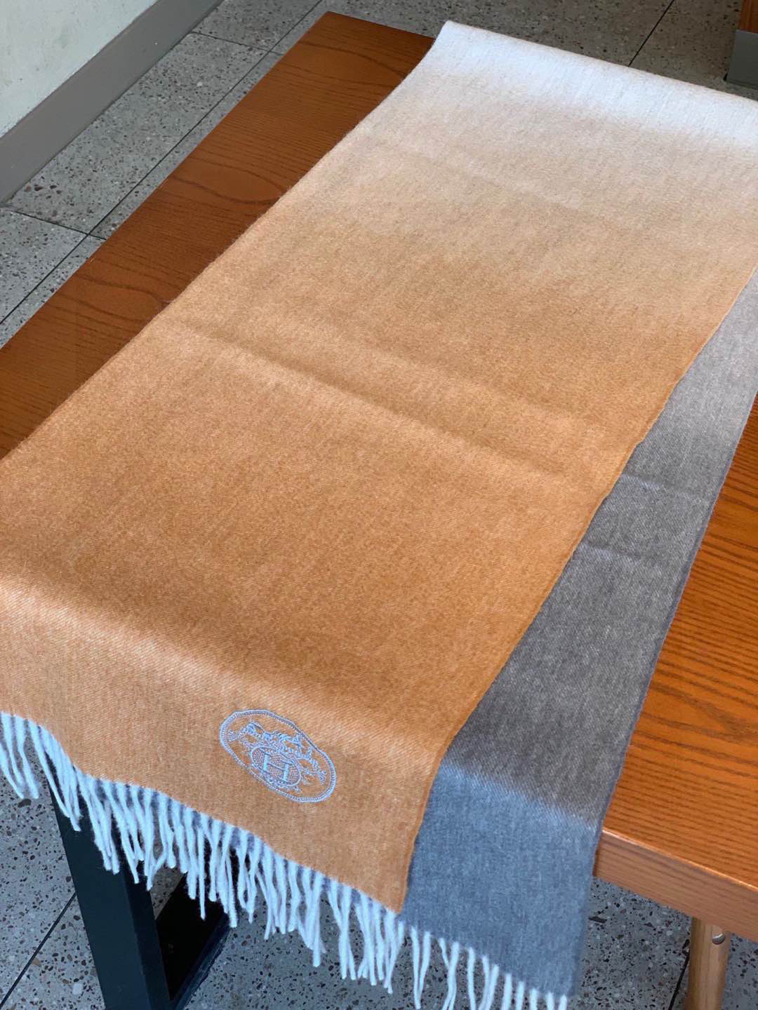  ✨✨太美了😍 爱马仕 美到要尖叫😱专柜最新款🎊英伦欧美范儿「多色渐变」又是一款即时尚又实用的大围巾&长