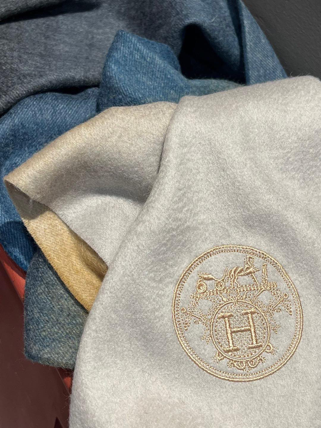  ✨✨太美了😍 爱马仕 美到要尖叫😱专柜最新款🎊英伦欧美范儿「多色渐变」又是一款即时尚又实用的大围巾&长