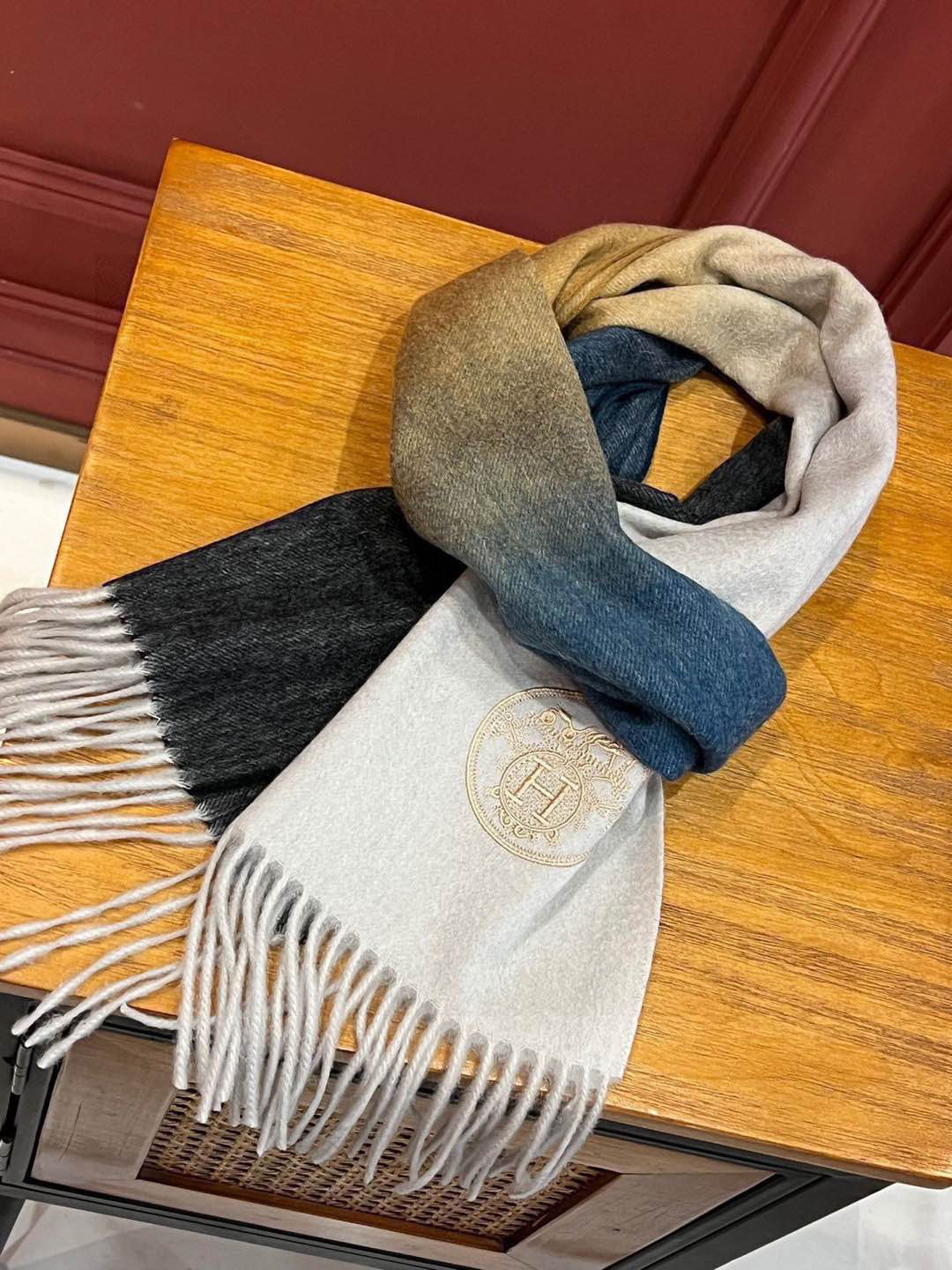  ✨✨太美了😍 爱马仕 美到要尖叫😱专柜最新款🎊英伦欧美范儿「多色渐变」又是一款即时尚又实用的大围巾&长