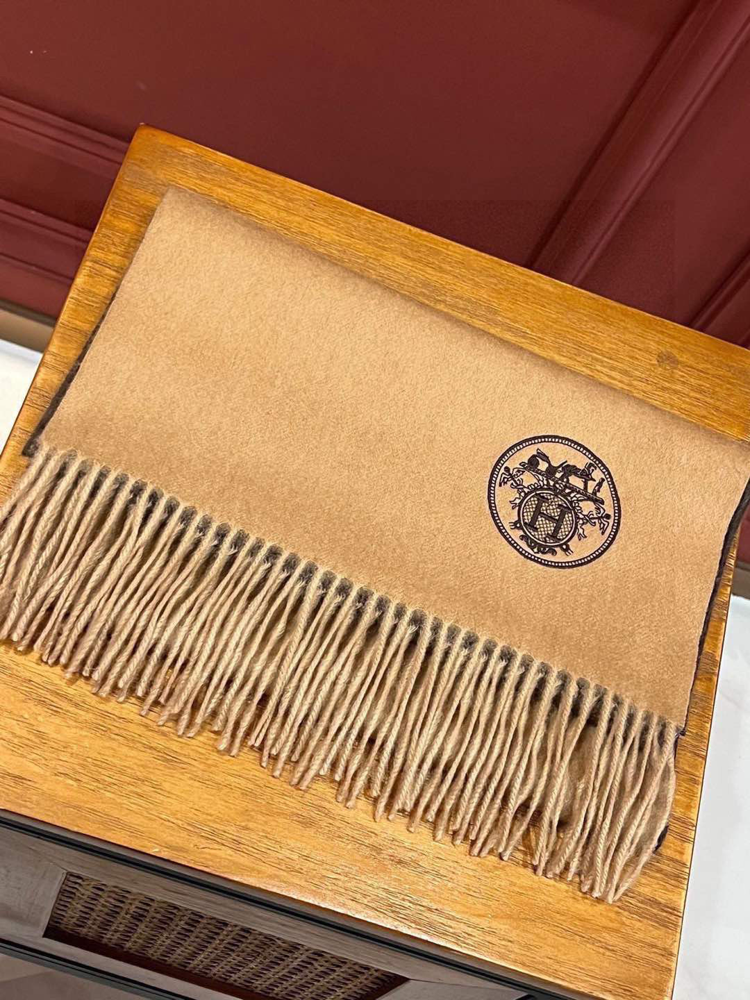  ✨✨太美了😍 爱马仕 美到要尖叫😱专柜最新款🎊英伦欧美范儿「多色渐变」又是一款即时尚又实用的大围巾&长