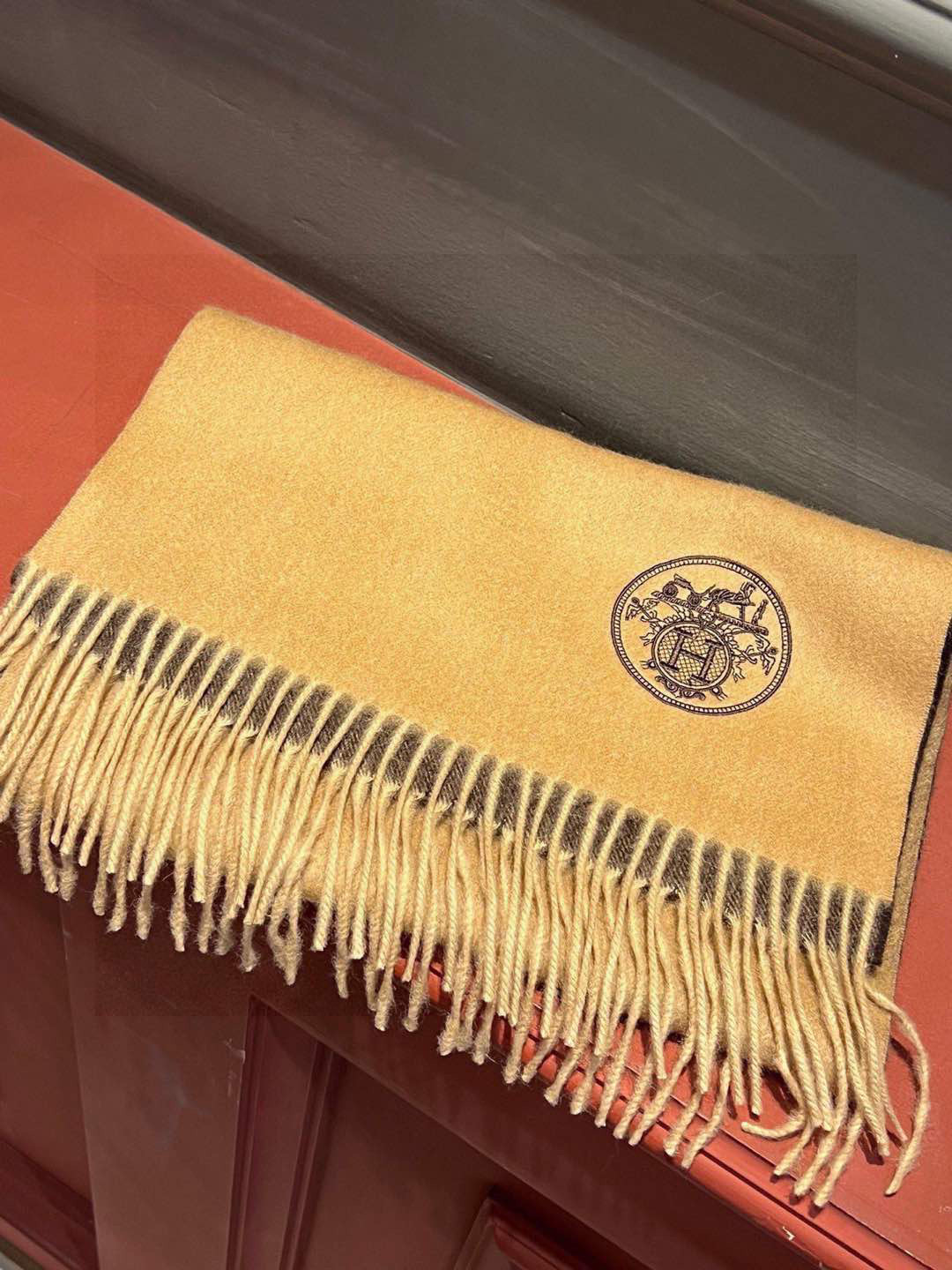  ✨✨太美了😍 爱马仕 美到要尖叫😱专柜最新款🎊英伦欧美范儿「多色渐变」又是一款即时尚又实用的大围巾&长