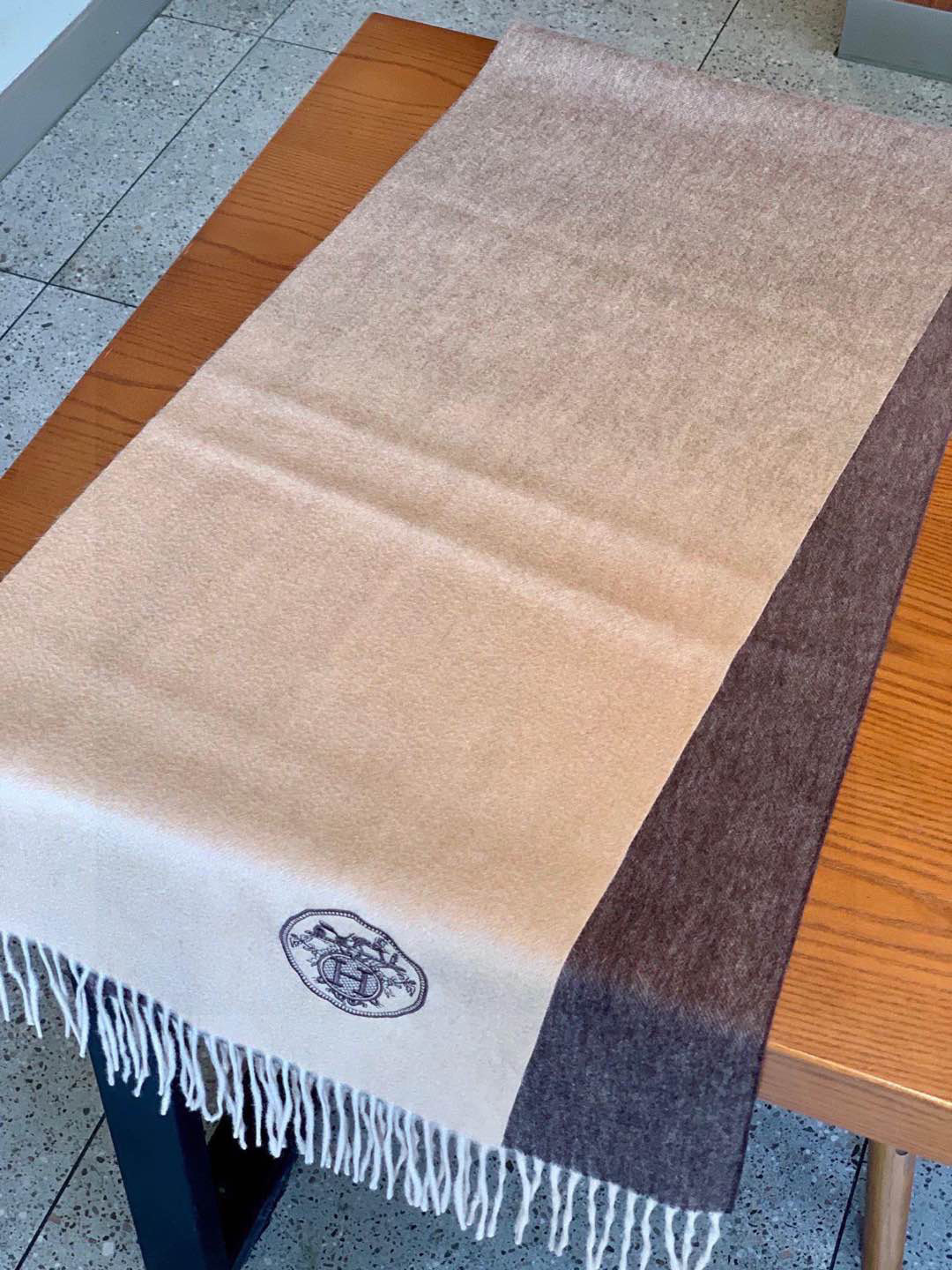  ✨✨太美了😍 爱马仕 美到要尖叫😱专柜最新款🎊英伦欧美范儿「多色渐变」又是一款即时尚又实用的大围巾&长