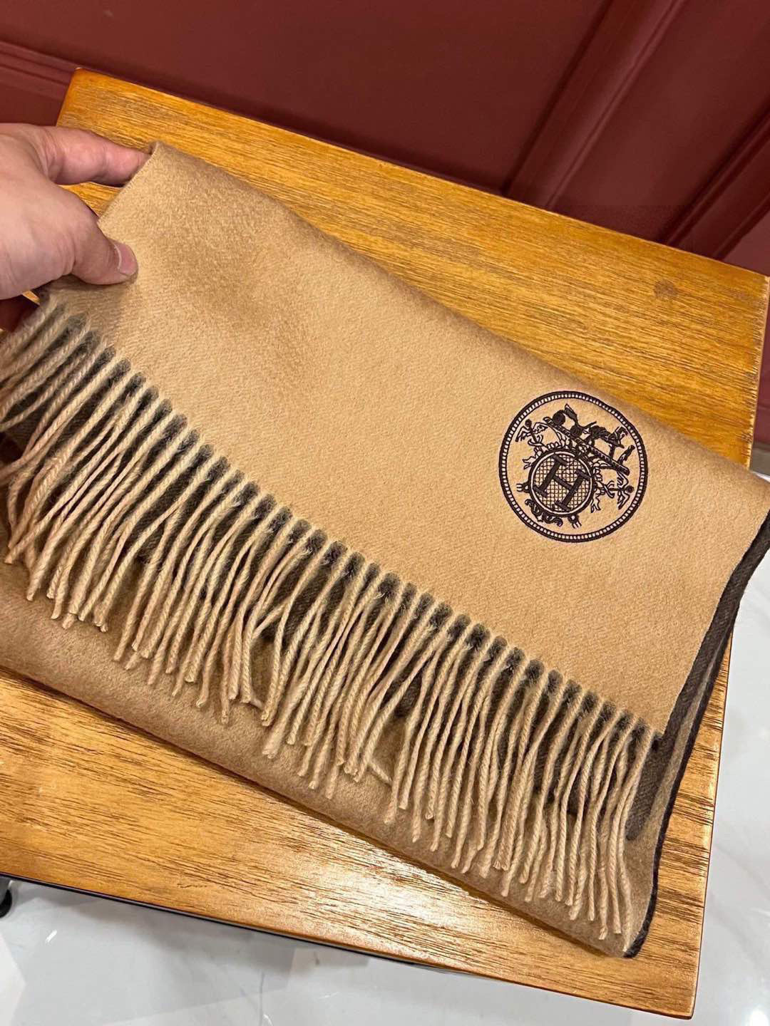  ✨✨太美了😍 爱马仕 美到要尖叫😱专柜最新款🎊英伦欧美范儿「多色渐变」又是一款即时尚又实用的大围巾&长