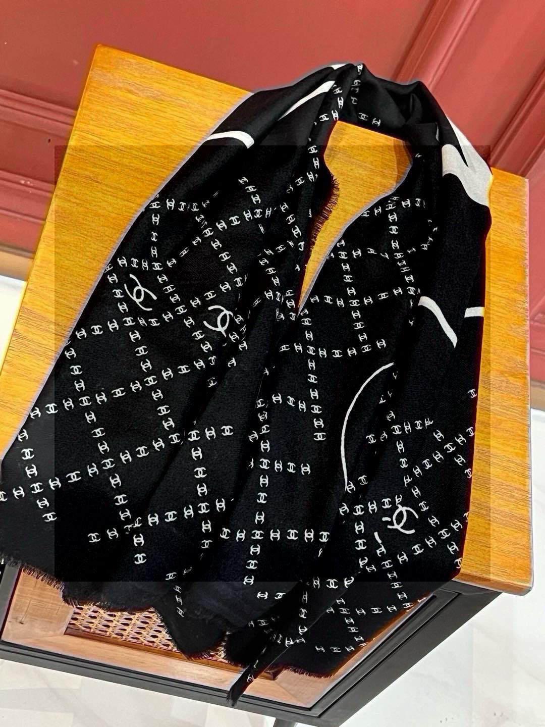  新款💖💖💃🏻💃🏻小香【双C标志网格方巾140】须边羊绒方巾‼️抢‼️VIP推荐 ‼️👍下手一定要快【高