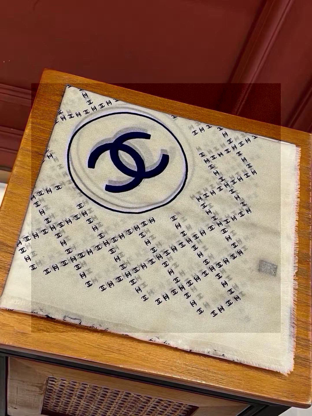  新款💖💖💃🏻💃🏻小香【双C标志网格方巾140】须边羊绒方巾‼️抢‼️VIP推荐 ‼️👍下手一定要快【高