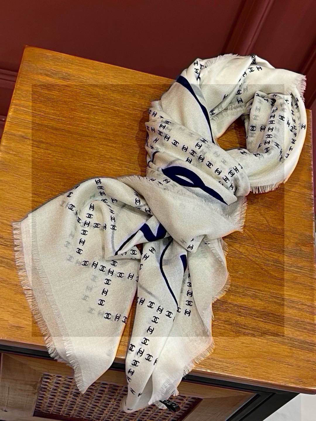  新款💖💖💃🏻💃🏻小香【双C标志网格方巾140】须边羊绒方巾‼️抢‼️VIP推荐 ‼️👍下手一定要快【高