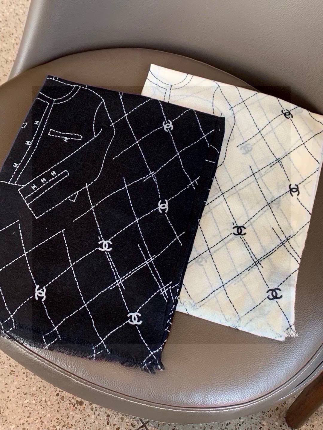 💟上新🌺羊绒披肩🌟长巾！强烈推荐价格超美！实物更美羊绒面料！纹理清晰、细腻可见
每一个套色、每一个笔触，