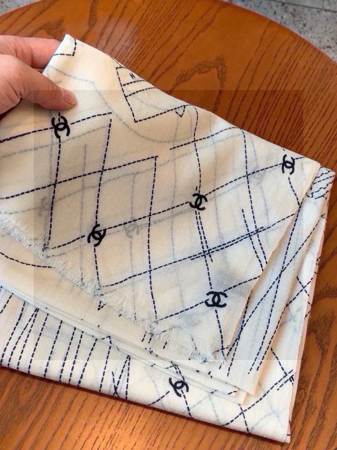 💟上新🌺羊绒披肩🌟长巾！强烈推荐价格超美！实物更美羊绒面料！纹理清晰、细腻可见
每一个套色、每一个笔触，