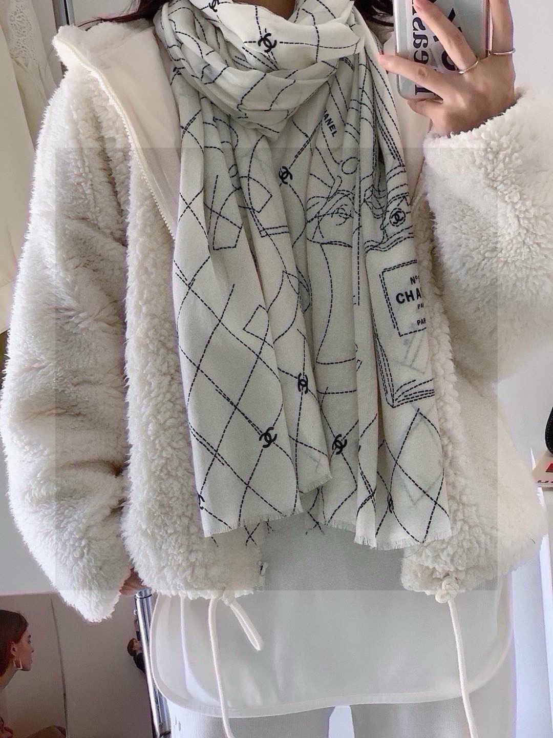 💟上新🌺羊绒披肩🌟长巾！强烈推荐价格超美！实物更美羊绒面料！纹理清晰、细腻可见
每一个套色、每一个笔触，