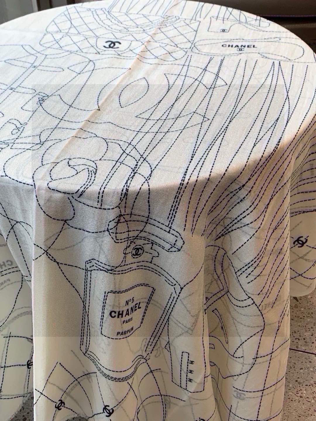 💟上新🌺羊绒披肩🌟长巾！强烈推荐价格超美！实物更美羊绒面料！纹理清晰、细腻可见
每一个套色、每一个笔触，