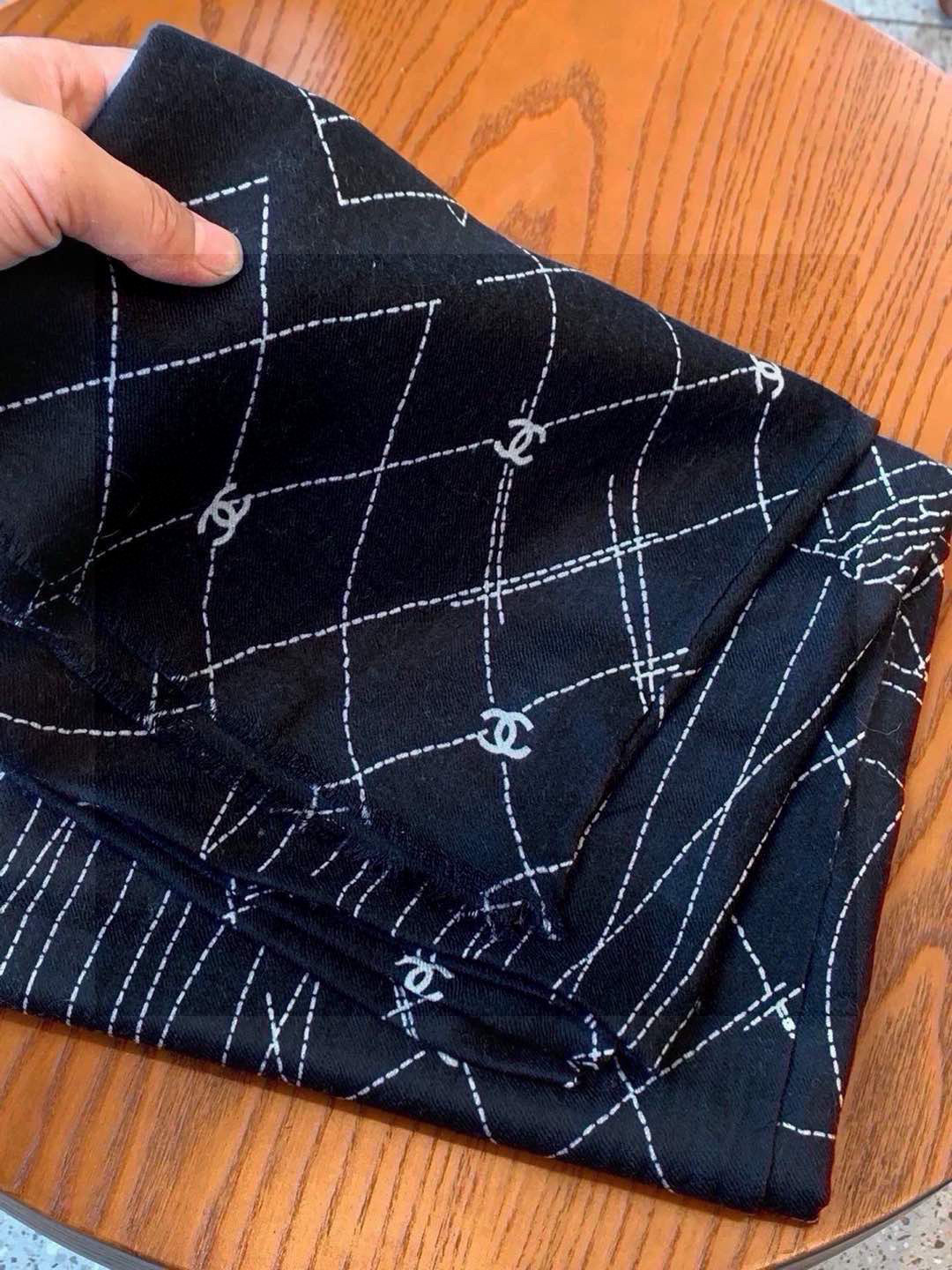 💟上新🌺羊绒披肩🌟长巾！强烈推荐价格超美！实物更美羊绒面料！纹理清晰、细腻可见
每一个套色、每一个笔触，