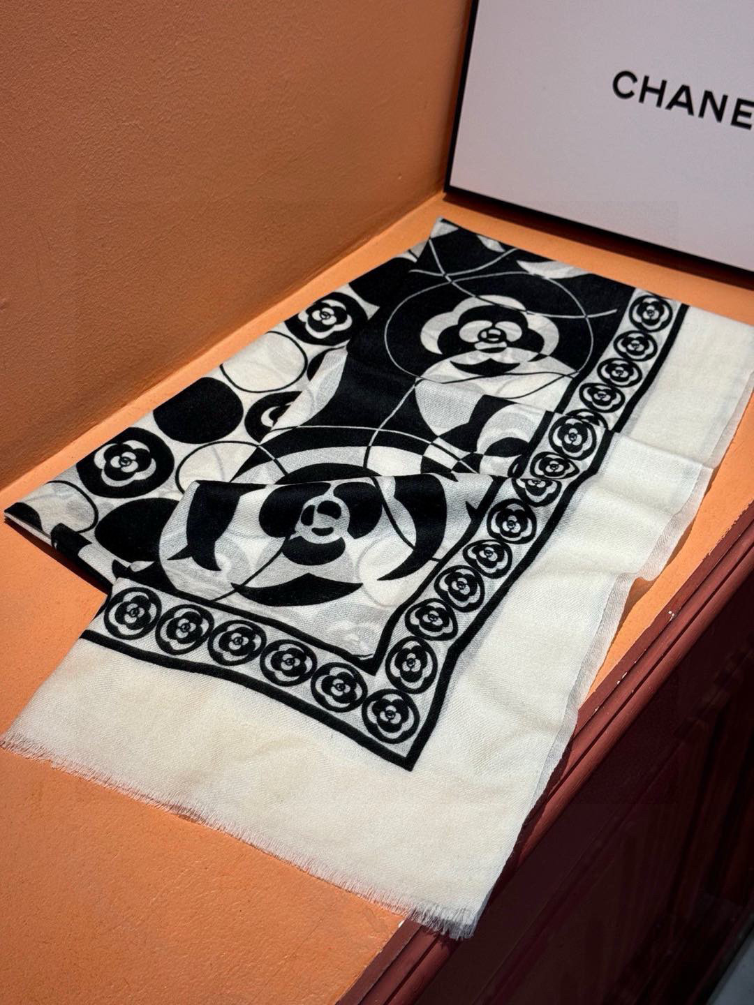   羊绒新款💞 新❤小香【山茶花长围巾】~超级抬气色！高级女人味！羊绒围巾也能这么美！！！这款双面花卉羊