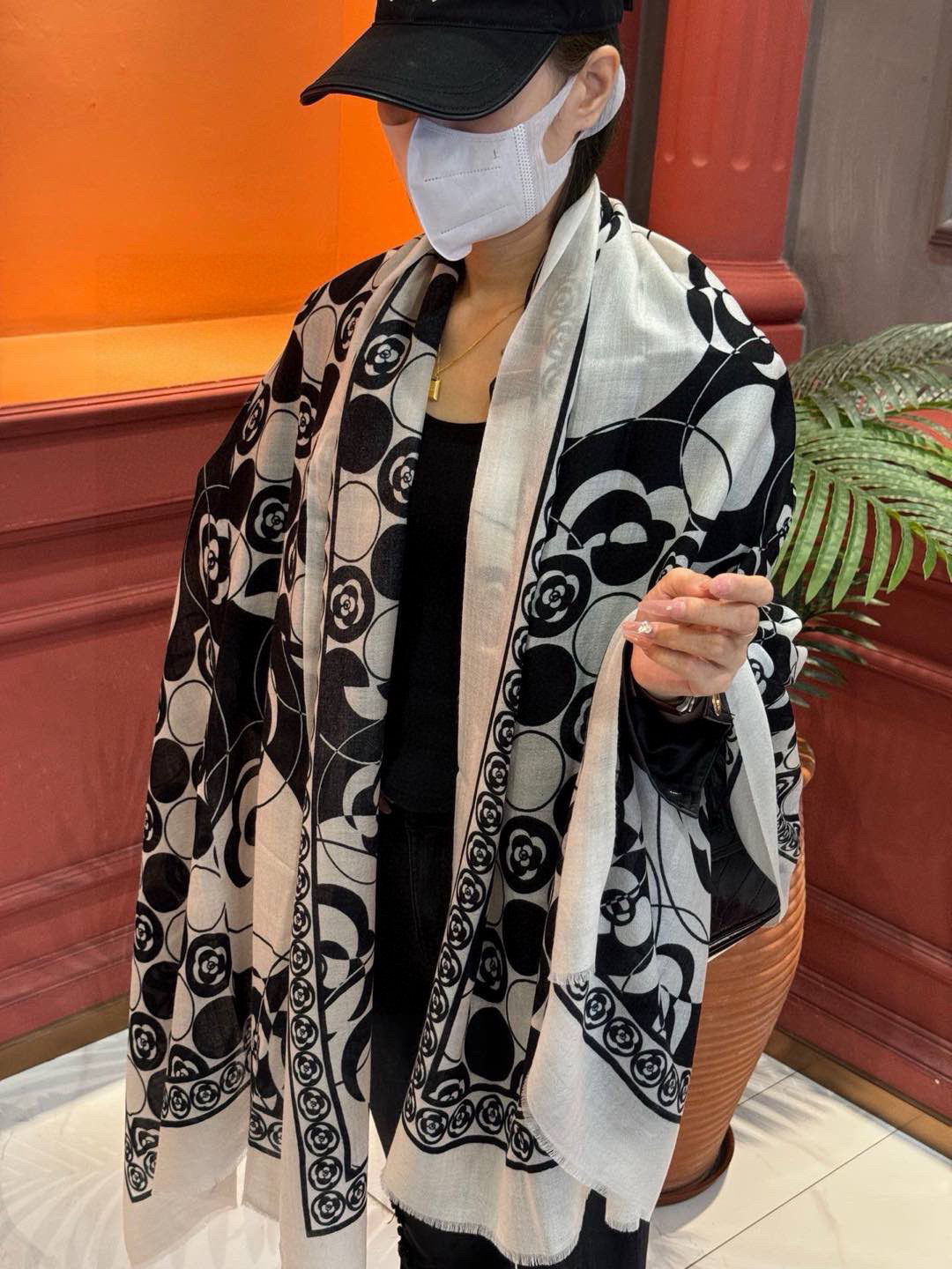   羊绒新款💞 新❤小香【山茶花长围巾】~超级抬气色！高级女人味！羊绒围巾也能这么美！！！这款双面花卉羊