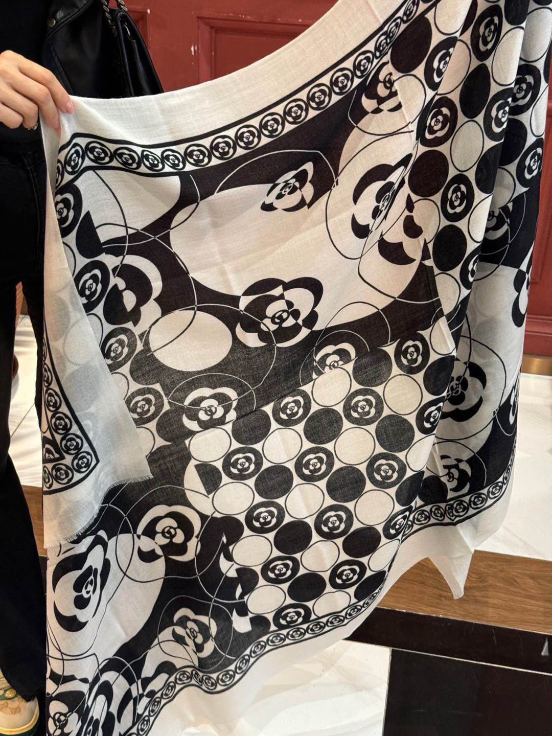   羊绒新款💞 新❤小香【山茶花长围巾】~超级抬气色！高级女人味！羊绒围巾也能这么美！！！这款双面花卉羊