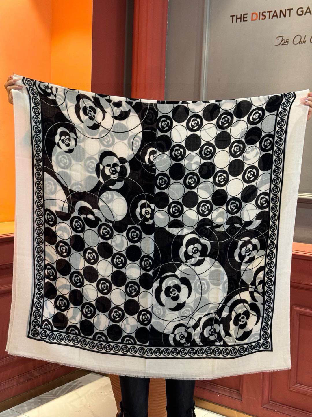   羊绒新款💞 新❤小香【山茶花长围巾】~超级抬气色！高级女人味！羊绒围巾也能这么美！！！这款双面花卉羊