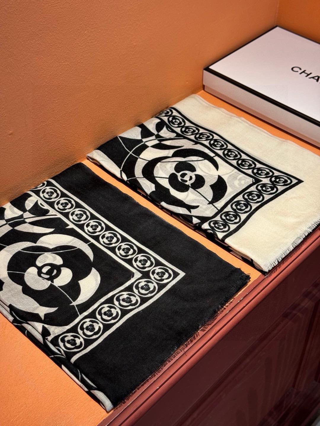   羊绒新款💞 新❤小香【山茶花长围巾】~超级抬气色！高级女人味！羊绒围巾也能这么美！！！这款双面花卉羊