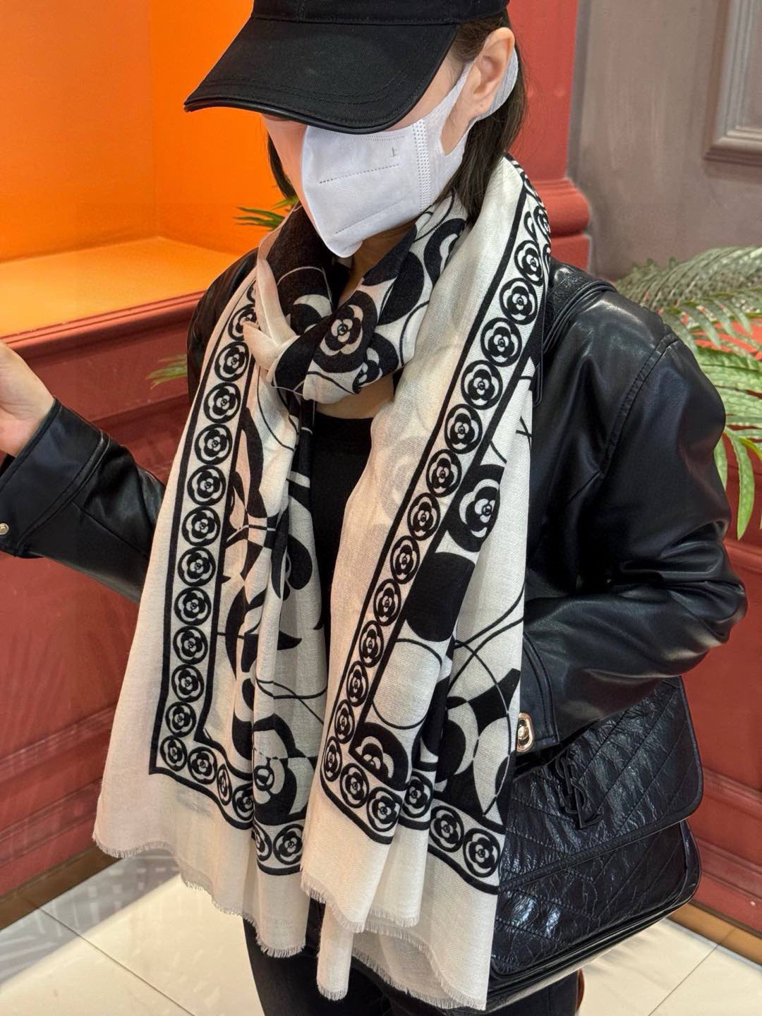   羊绒新款💞 新❤小香【山茶花长围巾】~超级抬气色！高级女人味！羊绒围巾也能这么美！！！这款双面花卉羊