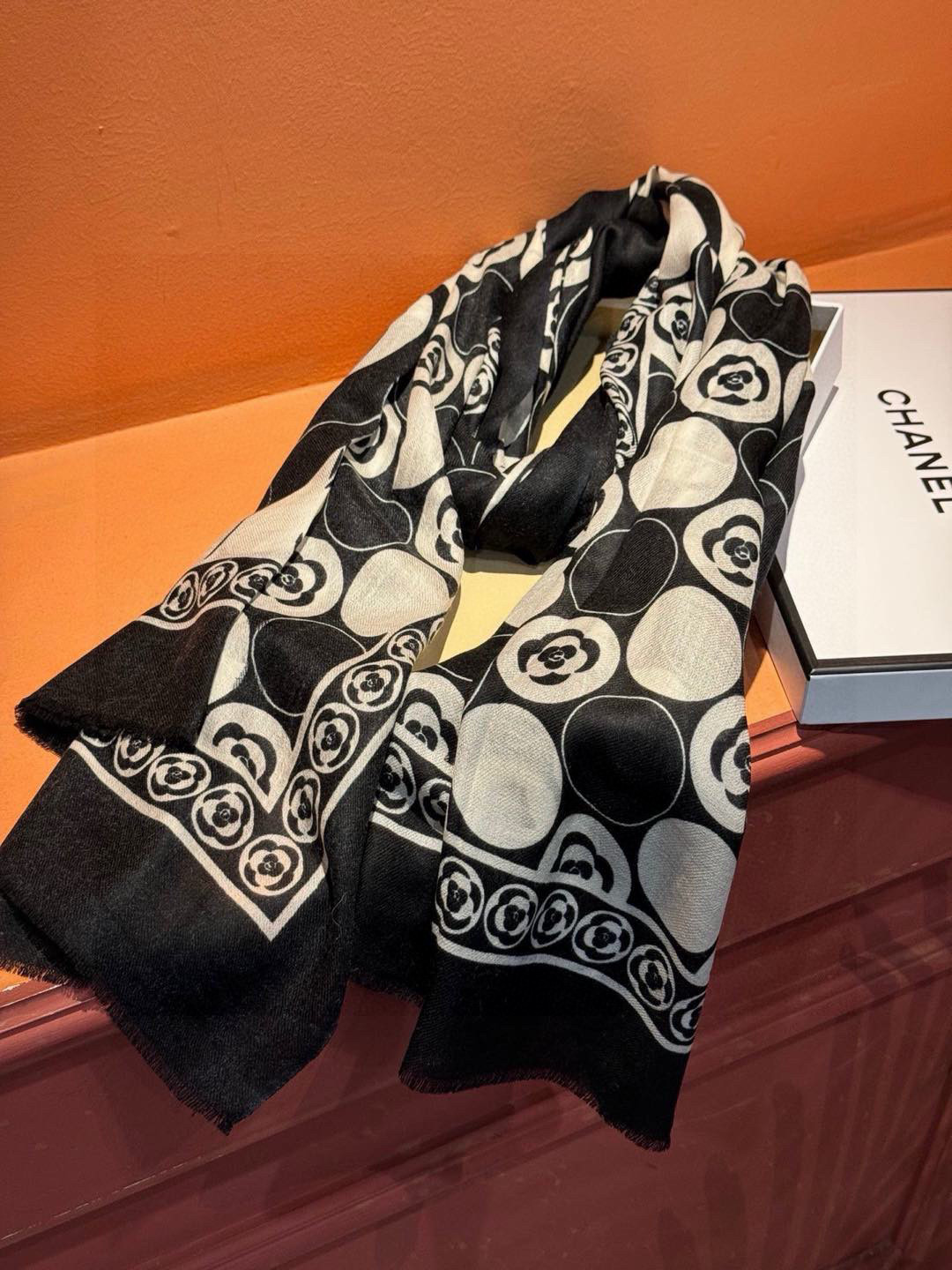   羊绒新款💞 新❤小香【山茶花长围巾】~超级抬气色！高级女人味！羊绒围巾也能这么美！！！这款双面花卉羊