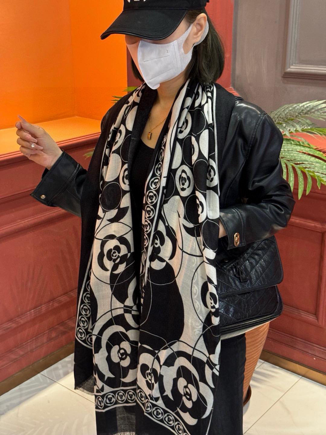   羊绒新款💞 新❤小香【山茶花长围巾】~超级抬气色！高级女人味！羊绒围巾也能这么美！！！这款双面花卉羊