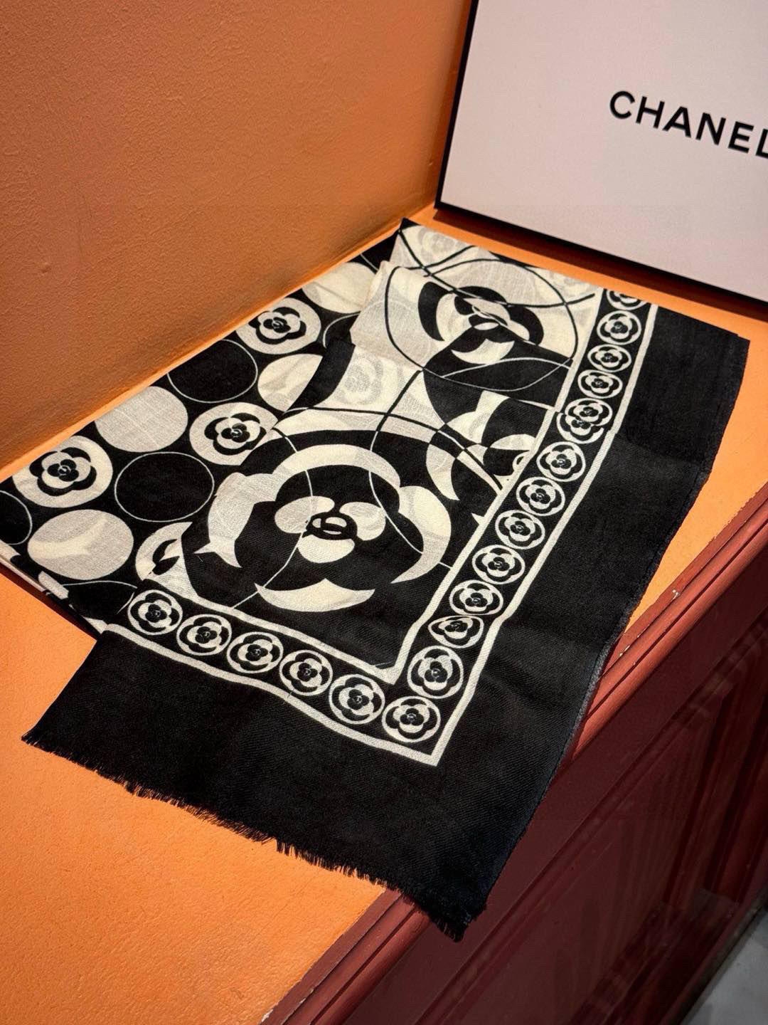   羊绒新款💞 新❤小香【山茶花长围巾】~超级抬气色！高级女人味！羊绒围巾也能这么美！！！这款双面花卉羊