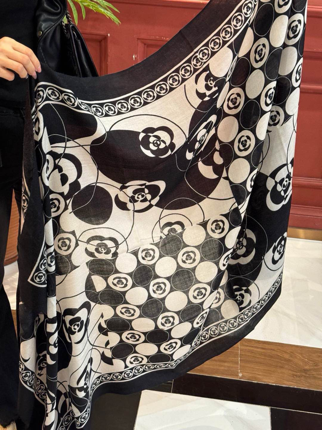   羊绒新款💞 新❤小香【山茶花长围巾】~超级抬气色！高级女人味！羊绒围巾也能这么美！！！这款双面花卉羊