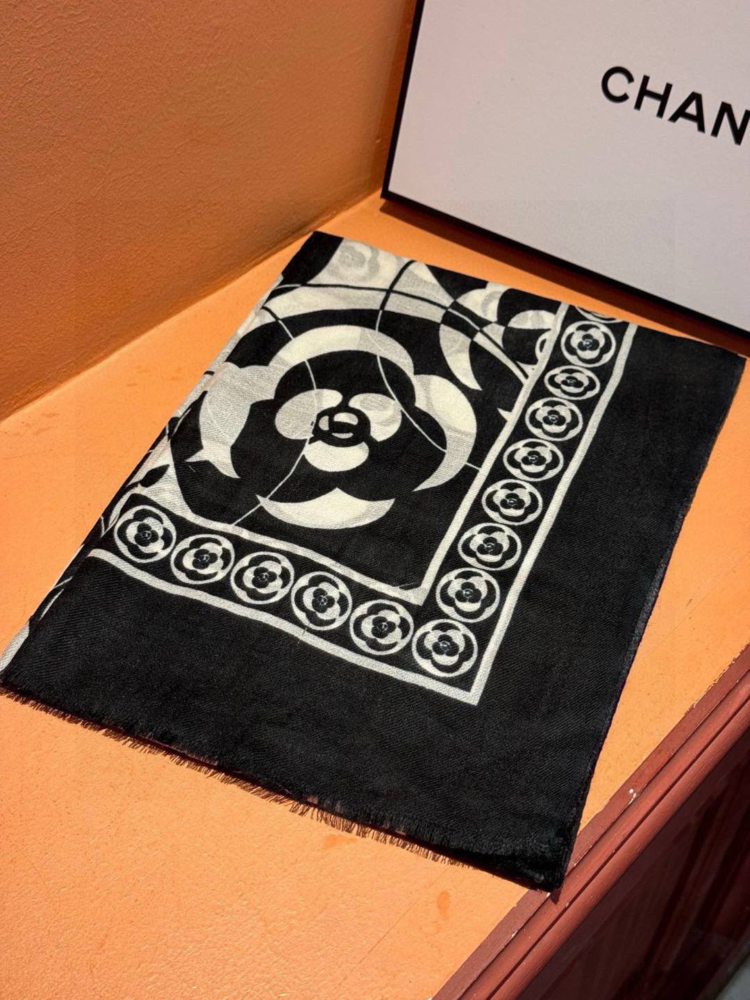   羊绒新款💞 新❤小香【山茶花长围巾】~超级抬气色！高级女人味！羊绒围巾也能这么美！！！这款双面花卉羊