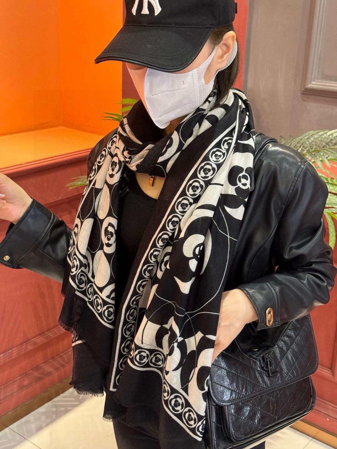   羊绒新款💞 新❤小香【山茶花长围巾】~超级抬气色！高级女人味！羊绒围巾也能这么美！！！这款双面花卉羊