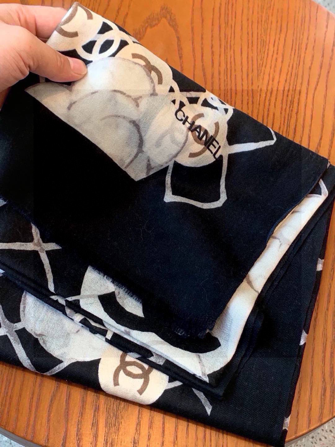   香家最最经典的山茶花系列，经典到每个女人的衣柜都要收纳的一条 满足你的日常所需，舒适的触感，让你舍不