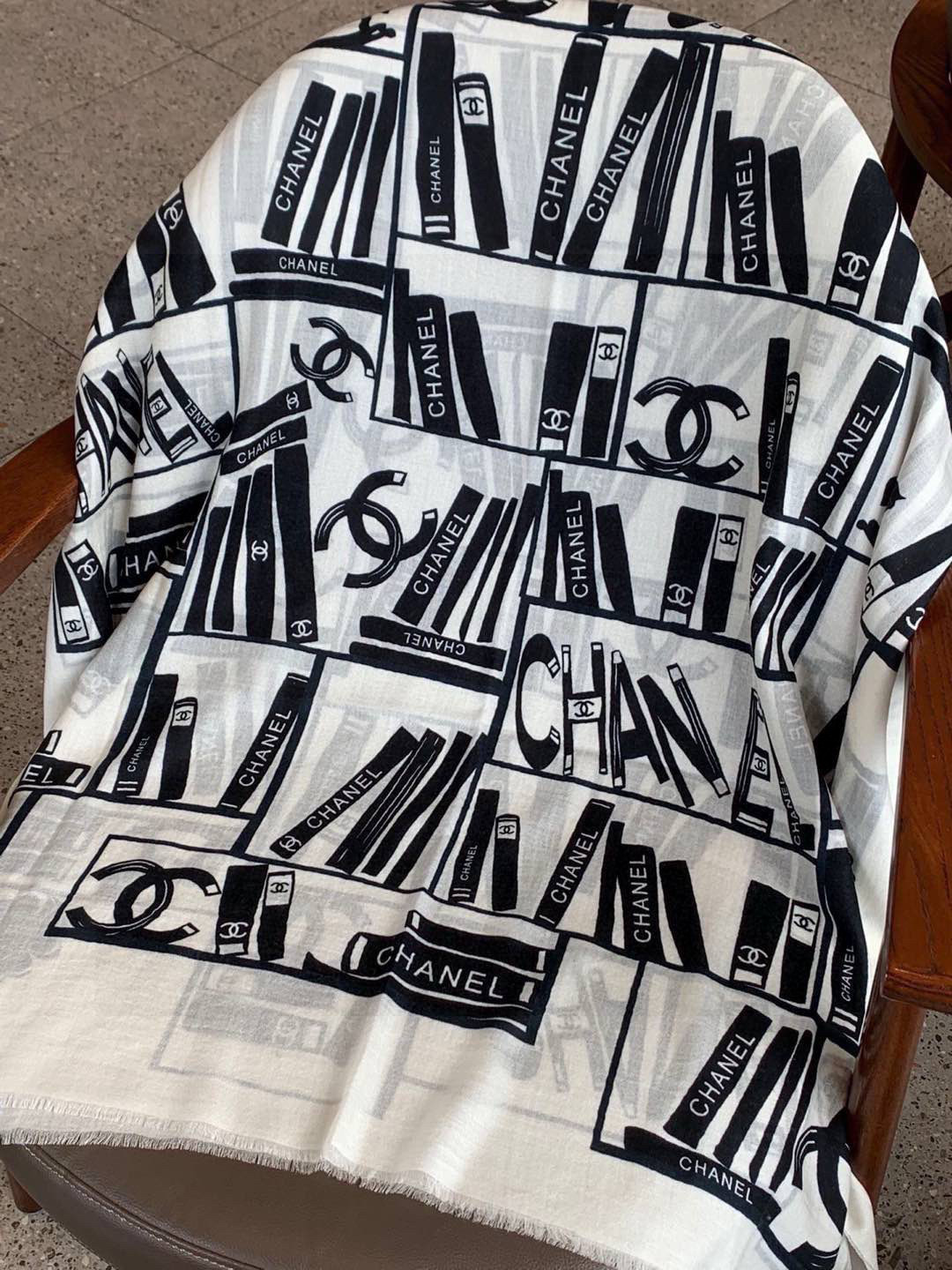 💟上新🌺羊绒披肩🌟长巾！强烈推荐价格超美！实物更美羊绒面料！纹理清晰、细腻可见
每一个套色、每一个笔触，